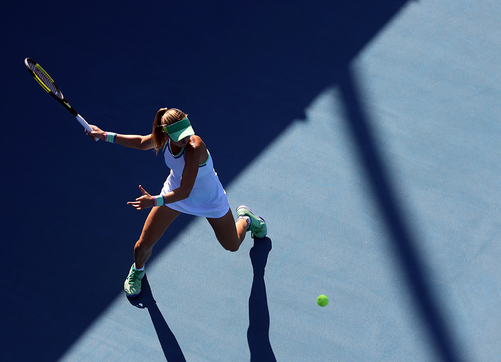 waman playing tennis